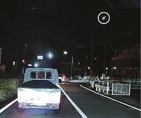 ドライブレコーダーに写った火球（１４日午後８時２０分ごろ、和歌山県田辺市下三栖で）