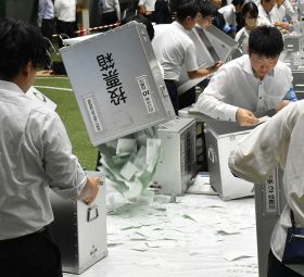 開票作業をする田辺市の職員（和歌山県田辺市上の山１丁目で）