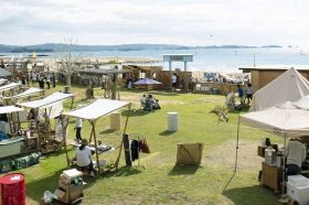 海のそばに広がるシオゴリキャンプ会場の芝生広場（写真は２０１９年開催時）