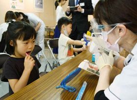歯科衛生士の歯磨き指導を受ける子ども（１日、和歌山県田辺市新屋敷町で）
