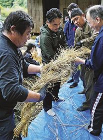 祭り前にしめ縄新調／上富田の日吉神社