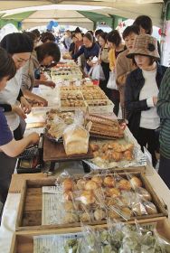 パン店集合長蛇の列／南部駅前でイベント