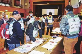 避難所運営を体験する参加者（１６日、和歌山県白浜町椿で）