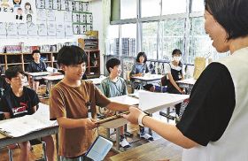 日焼け顔で元気に登校／小中学校で始業式