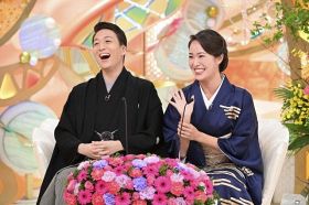 1月5日放送『新婚さんいらっしゃい』に出演する中村米吉と妻（C）ABCテレビ