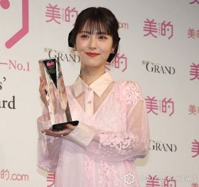 浜辺美波、今年の自己採点は100点　ウォーキング始め美肌に「むくみにくくもなった」