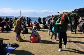 延期の知らせを受け、見学場を後にする観客（15日午前10時40分頃、和歌山県串本町田原で）