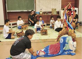 児童が獅子舞稽古／潮御崎神社の祭りで披露