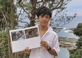 写真を撮影した丸山由起さん（和歌山県白浜町日置で）