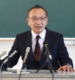 会見で記者の質問に答える甲斐三樹彦理事長（３日、和歌山県日高川町和佐で）