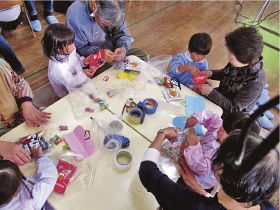 防災お菓子ポシェット作り／南部幼稚園　園児と祖父母