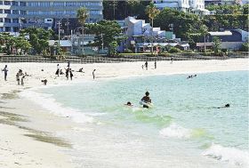 南紀白浜の最高気温が３０度近くまで上がった９月２９日、白良浜では海水浴を楽しむ人の姿もあった（和歌山県白浜町で）