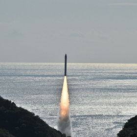 スペースポート紀伊から打ち上げられたカイロス2号機（18日午前11時、和歌山県那智勝浦町の山中から）