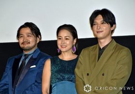 映画『ぼくが生きてる、ふたつの世界』の公開記念舞台あいさつに登壇した（左から）今井彰人、忍足亜希子、吉沢亮 （C）ORICON NewS inc.