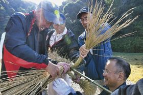 しめ縄新しく／上富田の日吉神社／２３日の秋祭り前に