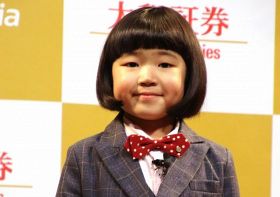 永尾柚乃、投資体験で利益に笑顔「やってみるとわくわく」　スーツ姿でプレゼン