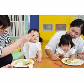 ポリ袋調理、子どもパクッ　「災害時の食」で育児講座、和歌山県みなべ