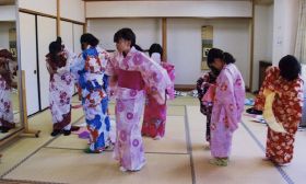 着付けと礼法学ぶ／上富田の小学生