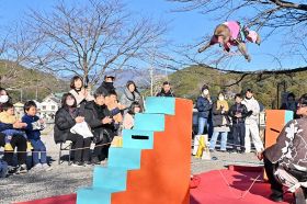 熊野本宮大社の旧社地・大斎原（おおゆのはら）で披露された日光さる軍団による猿まわし＝１日、和歌山県田辺市本宮町で