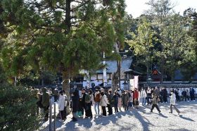 参拝者の長い列ができた闘雞神社（１日、和歌山県田辺市東陽で）