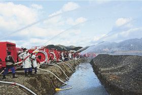 川に向かって一斉に行われた放水（５日、和歌山県みなべ町西本庄で）