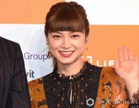 40歳・平愛梨、衝撃の“超ミニ美脚コーデ”のヒミツ明かす「実は枕 #後ろ振り向けない」　まさかのスタイル「着こなし完璧」