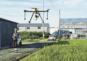 ドローンでレンゲの種まく　梅産地の和歌山・みなべ町、ミツバチの蜜源増やそう