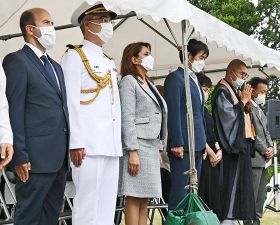 黙とうするエメル・デリノズ・テキン１等参事官（左から３人目）と田嶋勝正町長（同４人目）ら