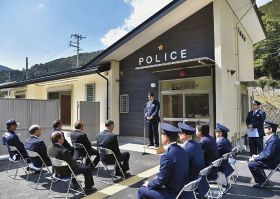 新築した富里警察官駐在所の前で、あいさつをする楠山隆田辺署長（１１日、和歌山県田辺市下川下で）