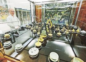 青岸渡寺が特別公開している宝物館で展示されている金剛界立体曼荼羅（和歌山県那智勝浦町で）