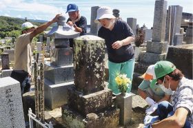 墓を掃除する利用者ら（和歌山県白浜町で）