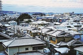 家々の屋根に雪が積もり、一面真っ白の田辺市街地（１７日午前６時４５分ごろ、和歌山県田辺市南新万で）