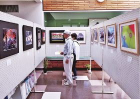 印南カメラクラブ写真展／４日まで町公民館で開催