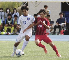 競り合う田辺（左）と神島の選手＝和歌山県日高川町の南山スポーツ公園で