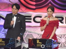 『第66回輝く！日本レコード大賞』に生出演した（左から）安住紳一郎アナウンサー、川口春奈 （C）ORICON NewS inc.