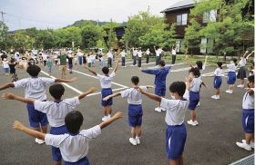 朝みんなでラジオ体操／地域住民にも呼びかけ／上秋津中１年生