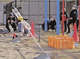 龍神小／水ロケットに歓声／クラブ活動で発射実験