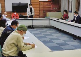 実行委員会であいさつをする眞砂佳明委員長（和歌山県田辺市龍神村西で）