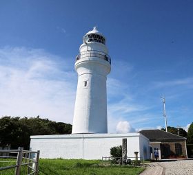 海の安全を長年守り続けている潮岬灯台（和歌山県串本町潮岬で）