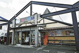 新鮮な海産物や特産品が買える「おわせ魚いちばおとと」（三重県尾鷲市で）