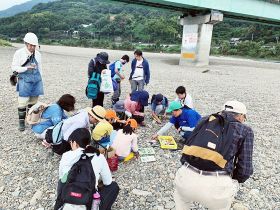 １０月、河原の石の観察会