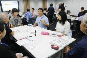 地域コーディネーターとしてどんなことができるか話し合う受講生（和歌山県田辺市東山１丁目で）