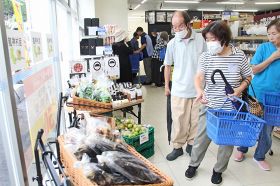 龍神村産野菜を扱うコーナーもあり、開店日を待ちわびた客が買い物を楽しんだ