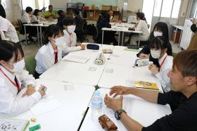 講師と共に「新しい農業の形」について意見を出し合う神島塾の塾生ら（和歌山県田辺市の神島高校で）