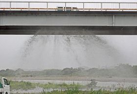 岩田橋の下にある水道管から吹き出した水（２３日午前９時ごろ、和歌山県上富田町岩田で）