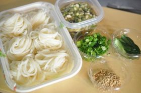 “そうめん”のプチストレスどう解決する？「麺がくっつく」「弁当の底についてとりづらい」