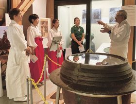 神社の仕事を体験／本宮大社で留学生