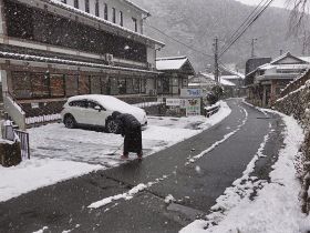 龍神温泉街で積雪　駐車場で雪かきも