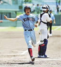 智弁和歌山―近大新宮　９回、２点目のホームを踏む近大新宮の長堀竣主将（２９日、和歌山市の紀三井寺球場で）