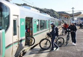 ＪＲ周参見駅から自転車で電車に乗り込むローカルダイバー（和歌山県すさみ町周参見で）